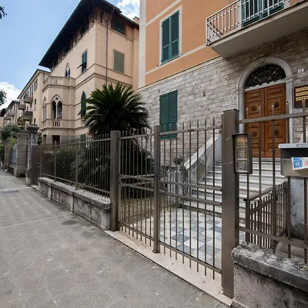 Homestay 241 - Nord Est - Sara Chiavari, 200metri Dal Mare