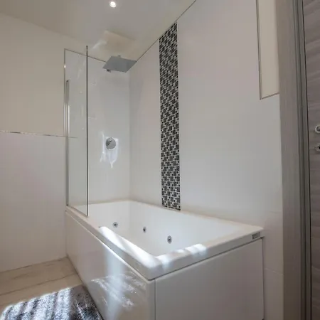 241 - Nord Est - Sara Chiavari, 200metri Dal Mare Homestay *