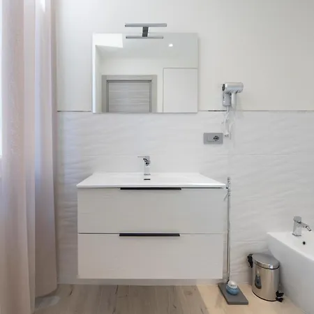 241 - Nord Est - Sara Chiavari, 200metri Dal Mare Homestay